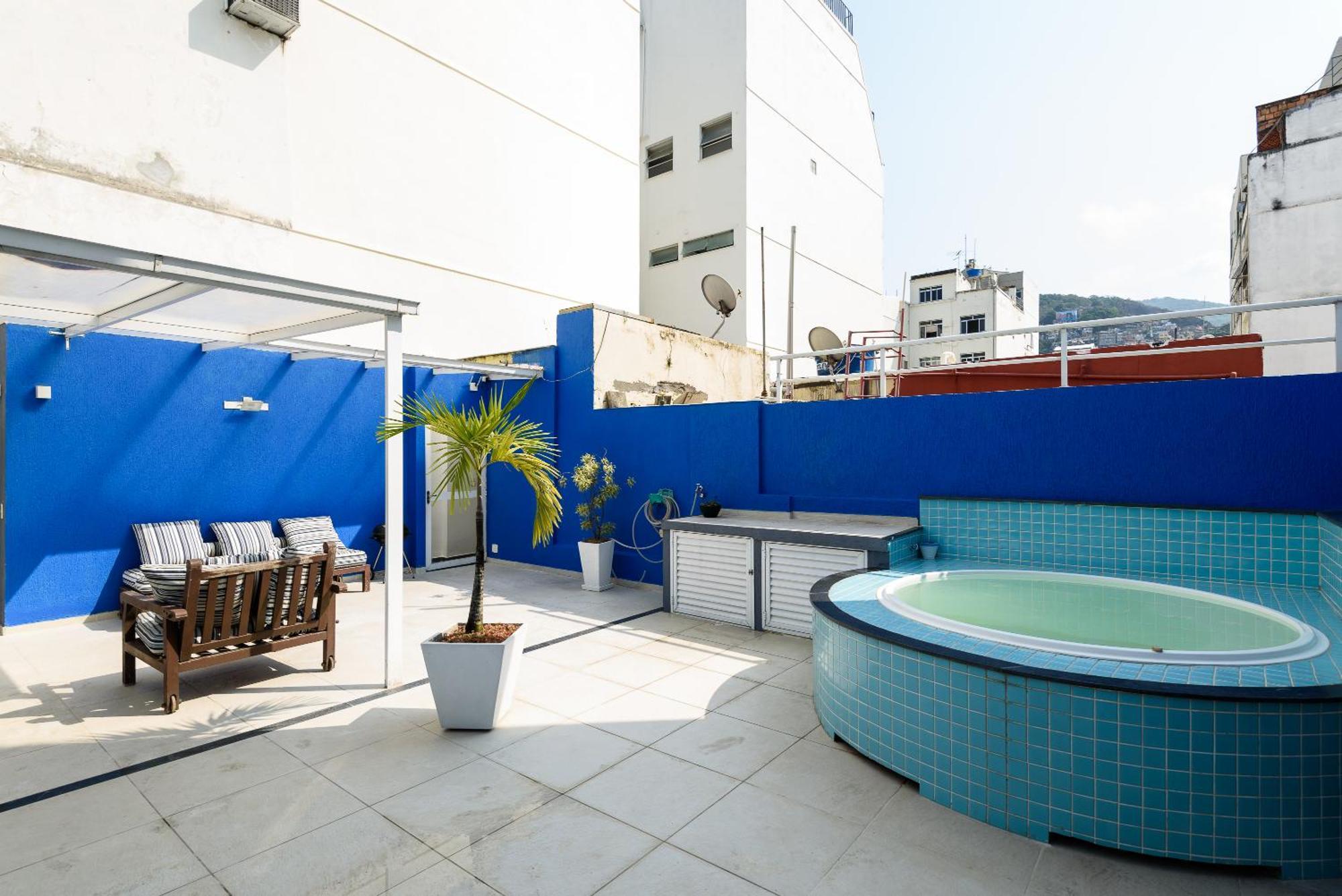 Spacious Duplex Penthouse Arpoador